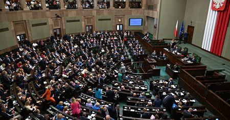 Posłowie lekceważą bezpieczeństwo? Ekspert nie pozostawia złudzeń