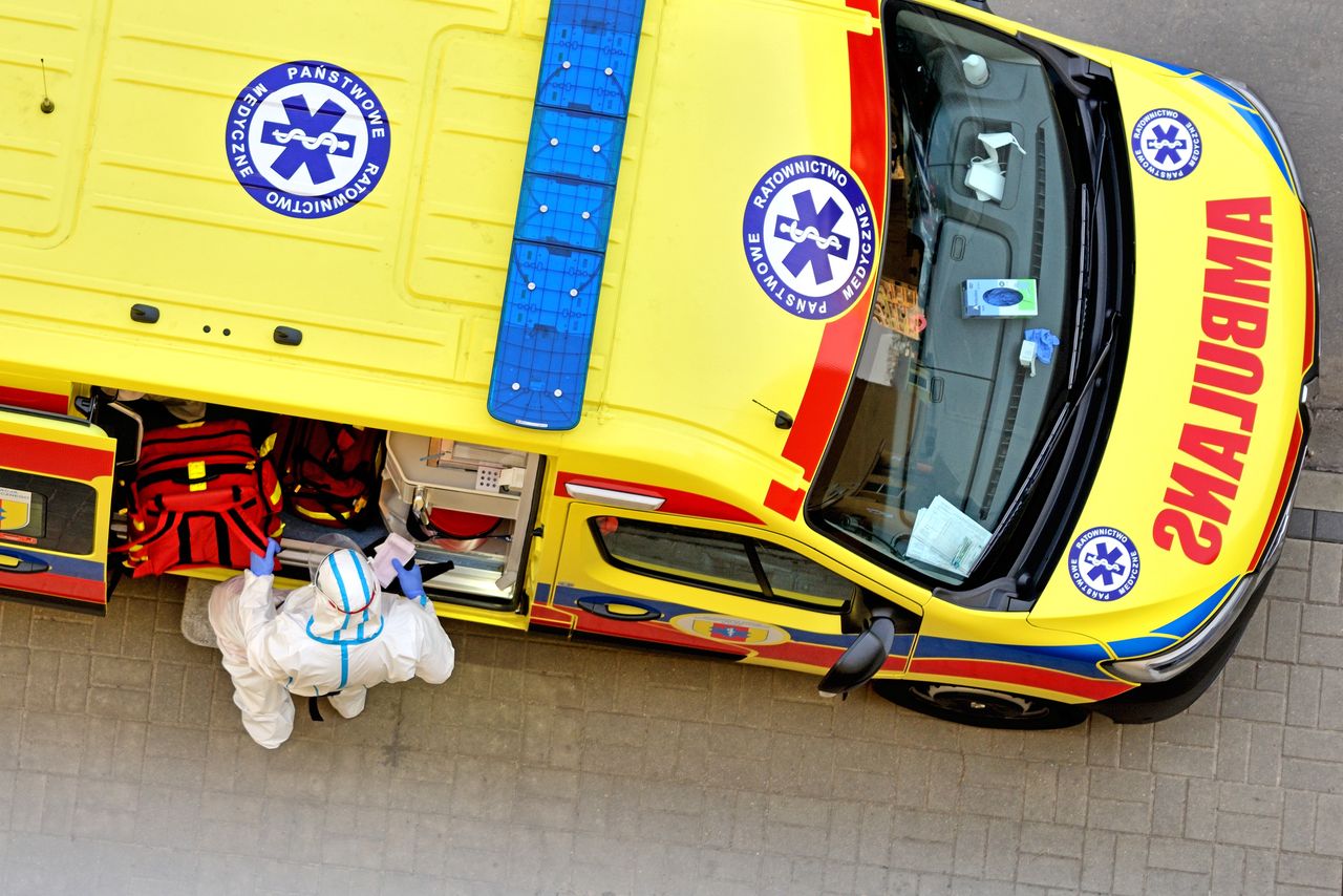 Warszawa. Wypadek motocyklisty na Muranowie. Uderzył w auto, potrącił przechodnia