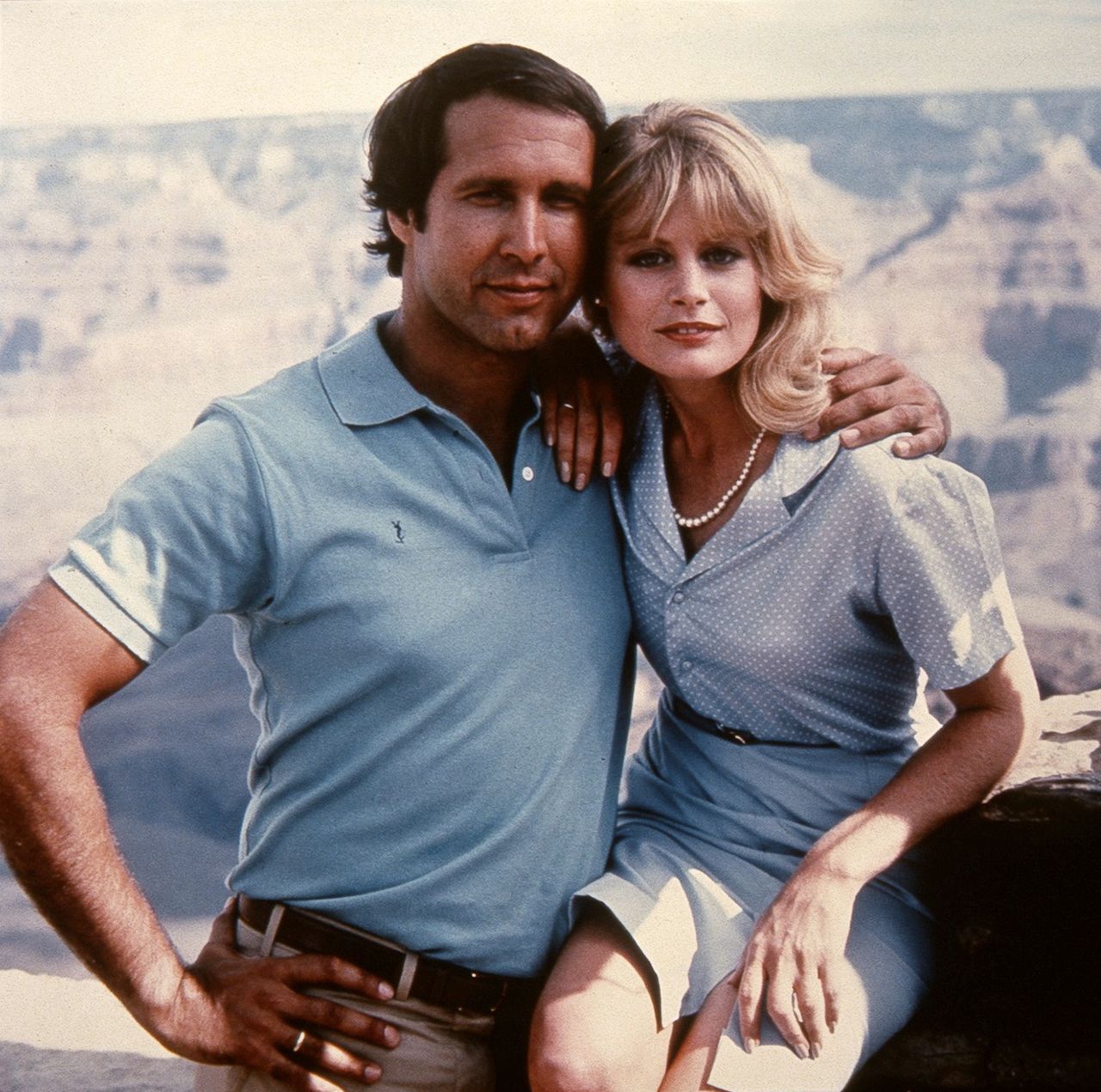 Beverly D'Angelo i Chevy Chase w kadrze z filmu "W krzywym zwierciadle: Wakacje", 1983 rok 