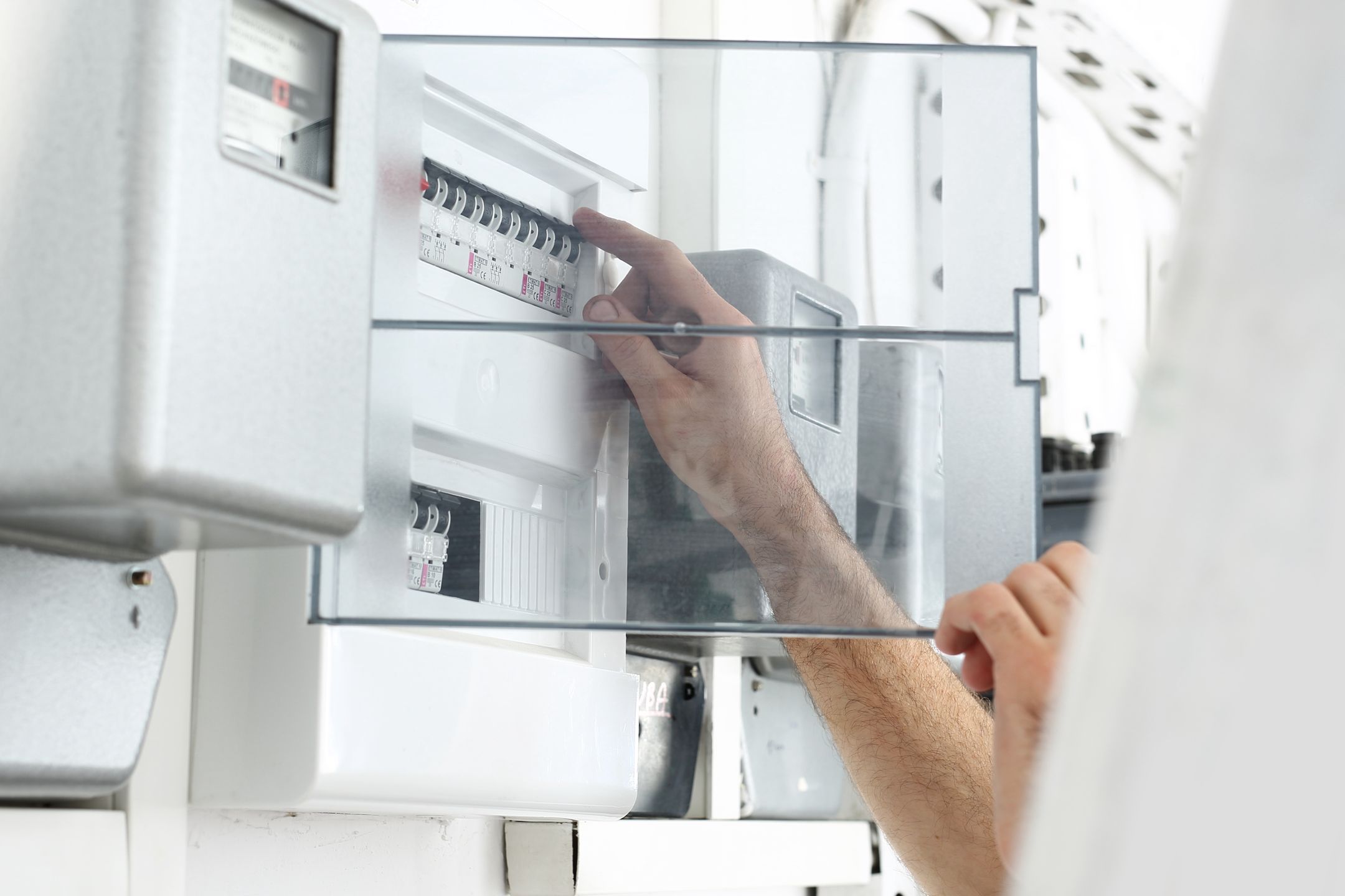 ola20
elektryk, elektryka, monter, rozdzielnica, tablica rozdzielcza, pracownik, montaż, skrzynka rozdzielcza, miernik, technika, naprawa, serwis, serwisant, konserwator, instalacja, kable, naprawia, licznik, korki, elektryczna