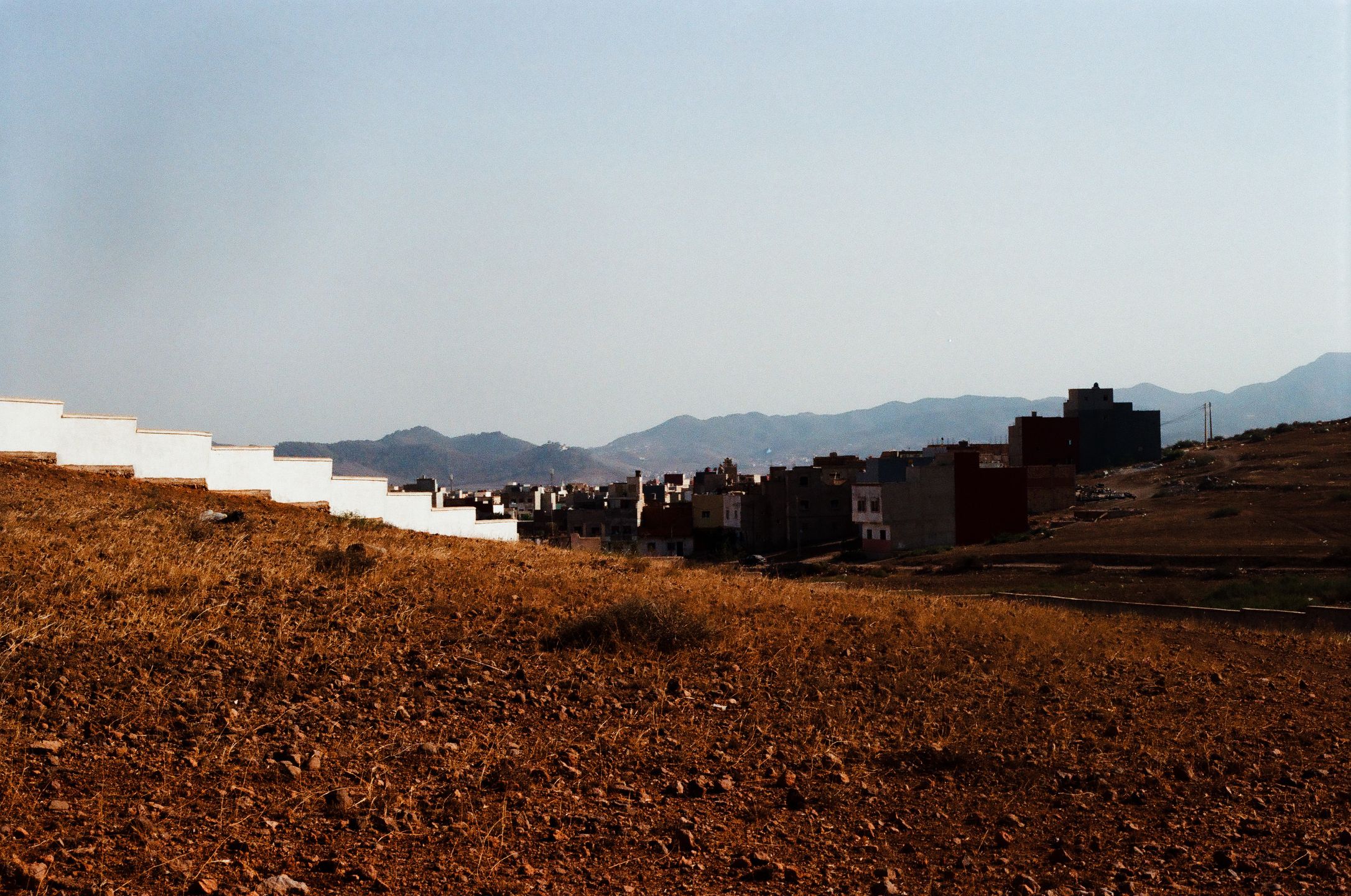 Nador | Mury cmentarza na obrzeżach miasta