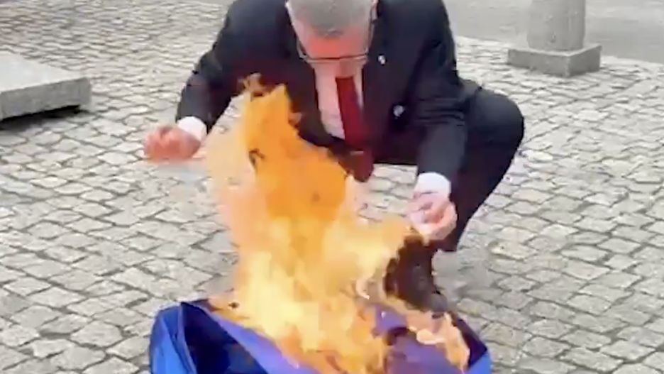 Grzegorz Braun podpalił unijną flagę przed Kopalnią Wujek