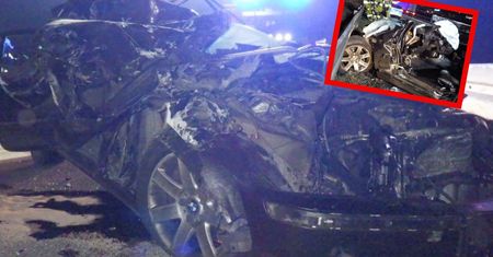 Uderzył w tył naczepy. Samochód roztrzaskany. Kierowca walczy o życie