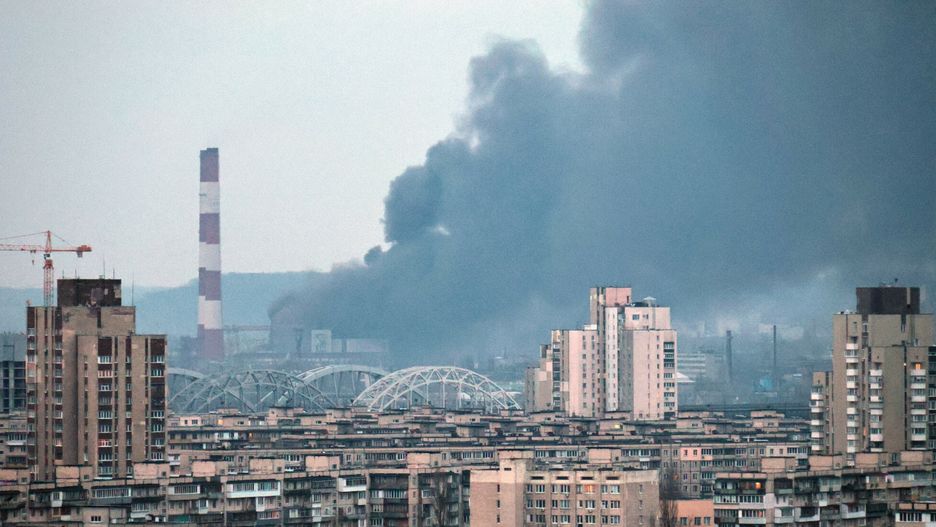 Masowy ostrza? UkrainyKYIV, UKRAINE - MARCH 9, 2023 - A plume of smoke rises above an infrastructure facility in the Holosiivskyi district during Russia's mass missile attack on Ukraine, Kyiv, capital of Ukraine.Eugen Kotenko