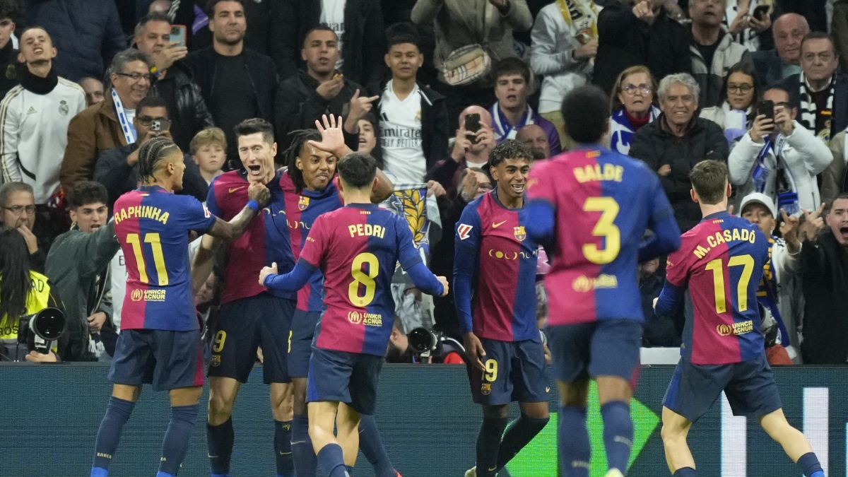 Getty Images / Radość piłkarzy Barcelony, a w tle kibice Realu na stadionie w Madrycie