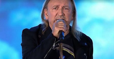 "Chroń mnie, Panie, od pogardy". Przejmujący występ Piekarczyka