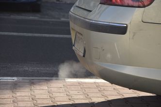 Zakaz sprzedaży samochodów spalinowych. Europosłowie PO mówią o przełomie