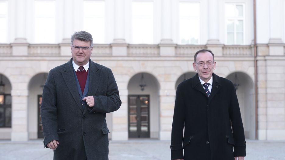 Warszawa, 09.01.2024. Były szef CBA i były minister spraw wewnętrznych Mariusz Kamiński (P) oraz jego były zastępca Maciej Wąsik (L) podczas konferencji prasowej przed Pałacem Przezydenckim w Warszawie, 9 bm. Prezydent Andrzej Duda zaprosił Mariusza Kamińskiego i Macieja Wąsika do Pałacu Prezydenckiego gdzie odbyła się uroczystość powołania ich bliskich współpracowników na doradców Prezydenta RP. (sko) PAP/Marcin Obara