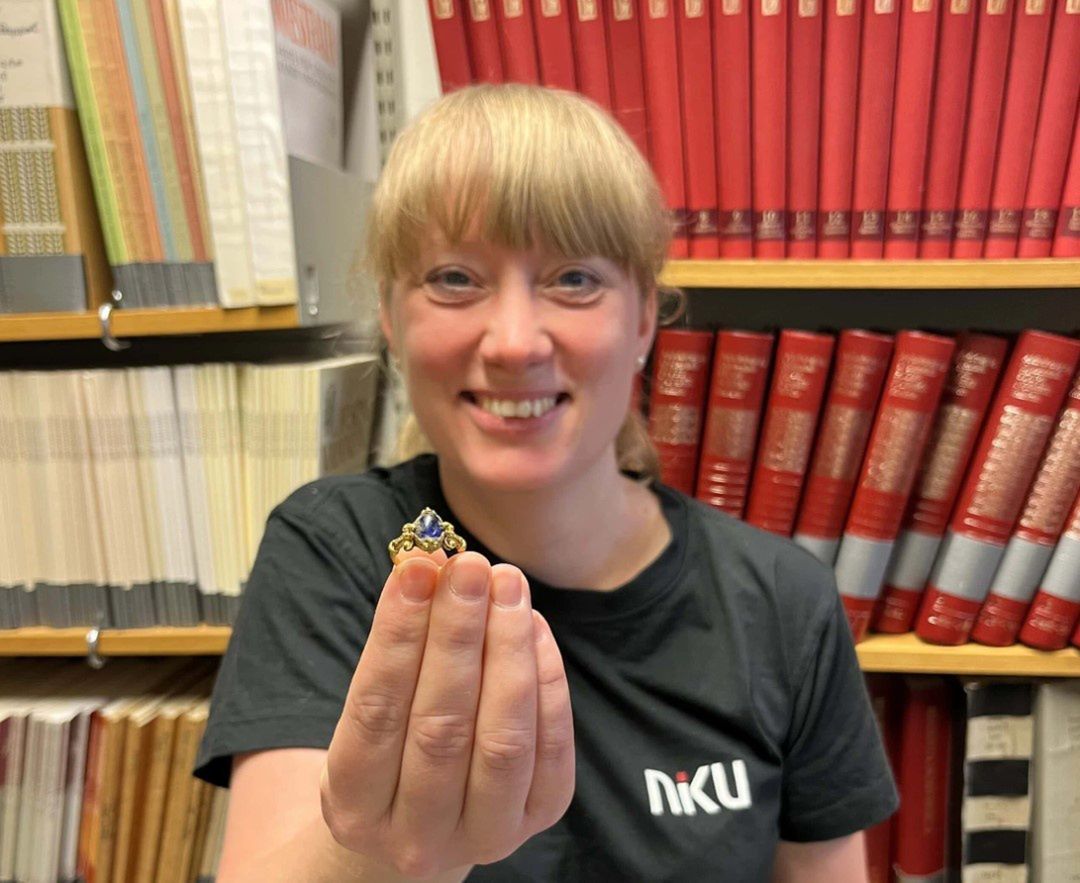 Archeolożka prezentuje niezwykłe znalezisko