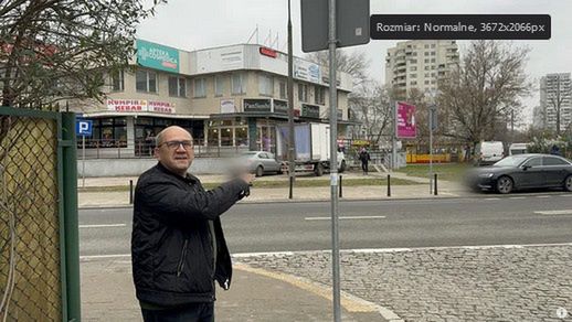 Pan Jerzy pokazuje, gdzie zazwyczaj stała policja