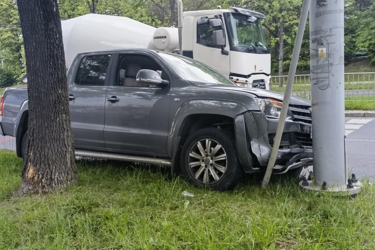 Kierowca volkswagena wjechał w znak i słup na al. Andersa