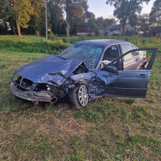 Doprowadziła do zderzenia dwóch pojazdów. Kierujący BMW był nietrzeźwy (zdjęcia)