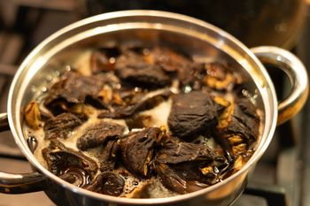 Nie używam wody do moczenia suszonych grzybów. Sięgam po inny płyn i nie są gorzkie