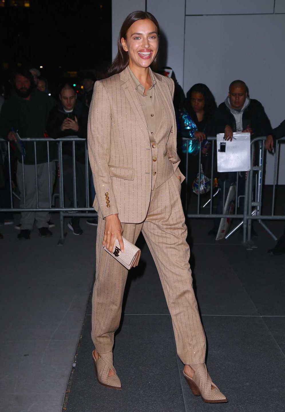 Irina Shayk w beżowym garniturze na WSJ. Magazine Innovator Awards