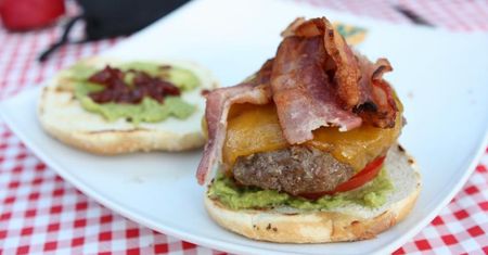 Powiększony cheeseburger z przyprawami i bekonem