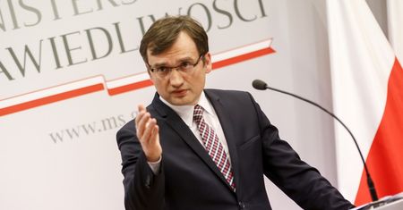 Minister Ziobro ostrzega komorników: Za zajęcie pieniędzy z programu 500+ grożą kary