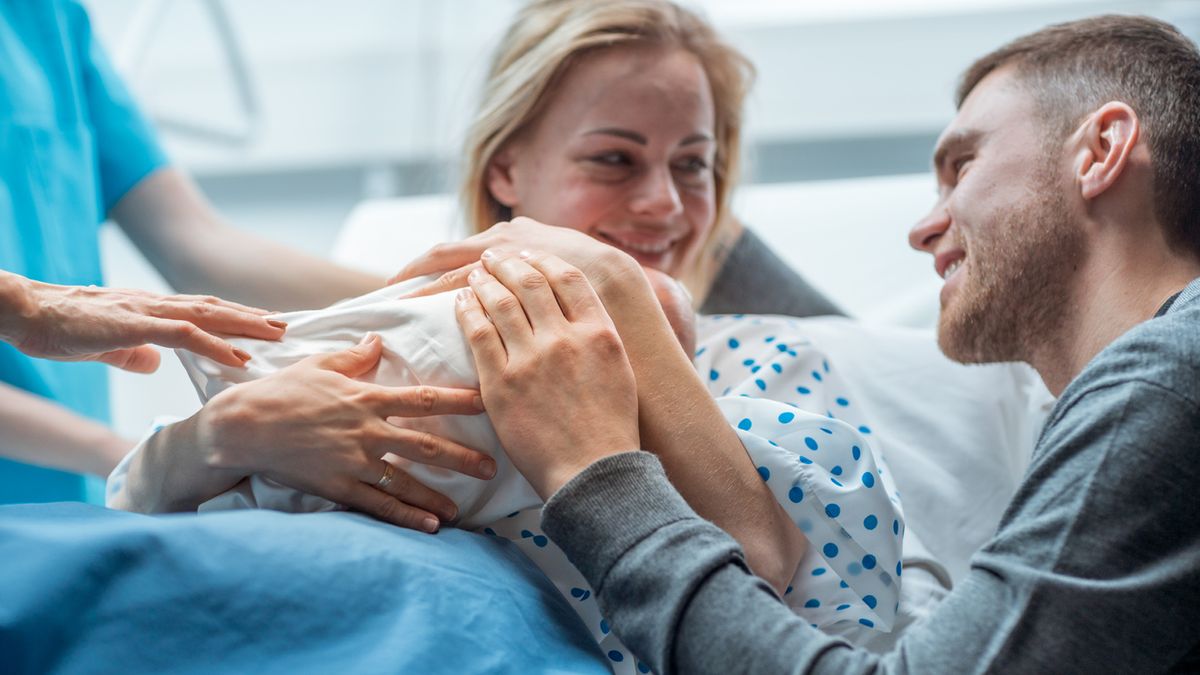 Mężczyźni po urodzeniu dziecka przechodzą przez burzę hormonów, podobnie jak kobiety