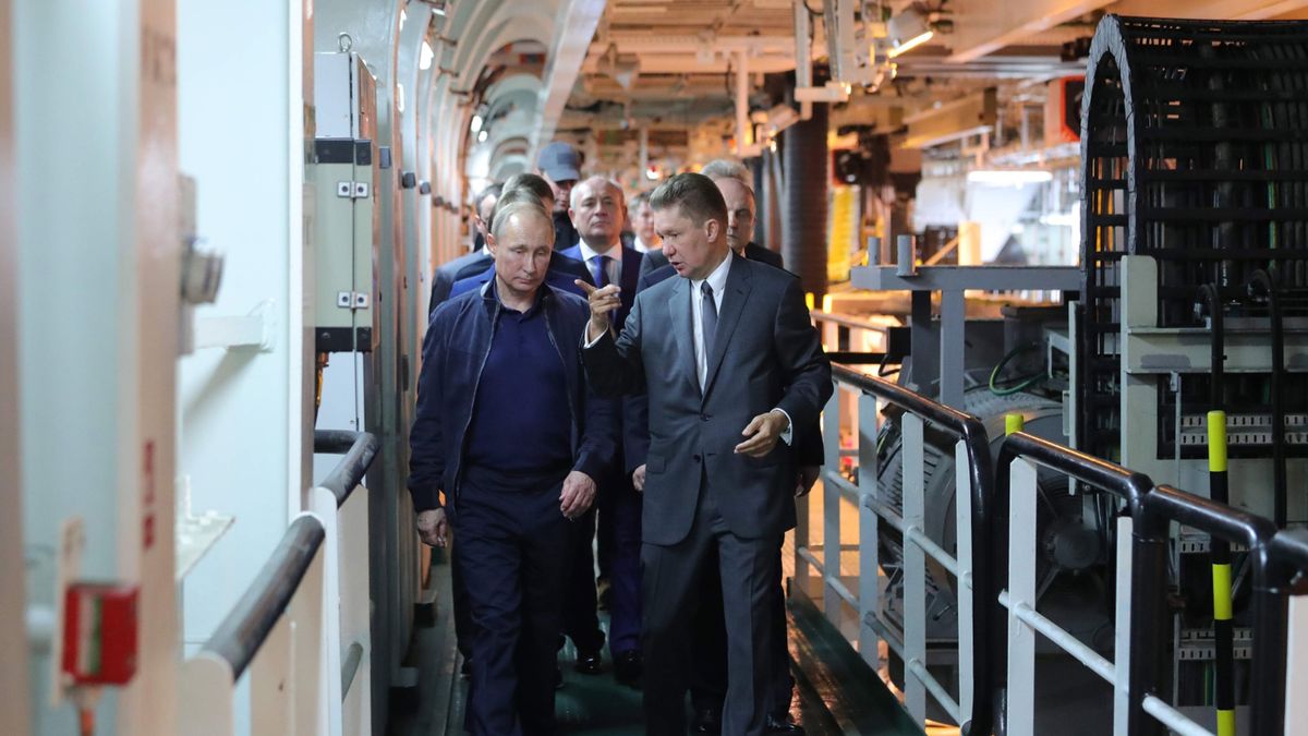 23.06.2017. Władimir Putin i szef Gazpromu Aleksjej Miller na pokładzie  Pioneering Spirit.