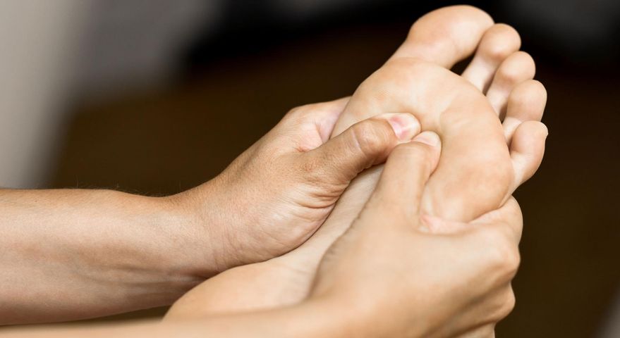 Zimne dłonie i stopy mogą być objawem groźnej choroby.