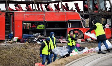 Wypadek autokaru na A4. Konferencja prasowa wojewody i przedstawicieli służb