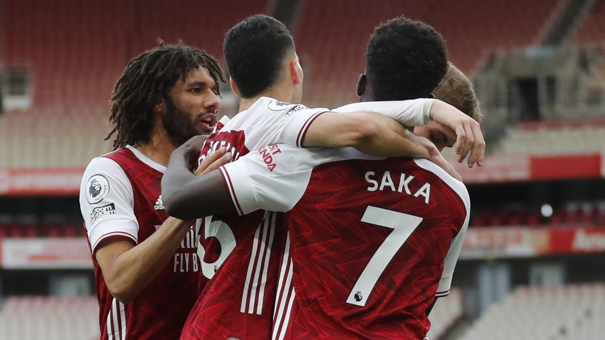 piłkarze Arsenalu FC cieszą się z bramki