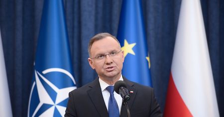 Ekspert wziął pod lupę przemówienie Andrzeja Dudy. "Gesty nie były spójne z tak nerwową wypowiedzią"