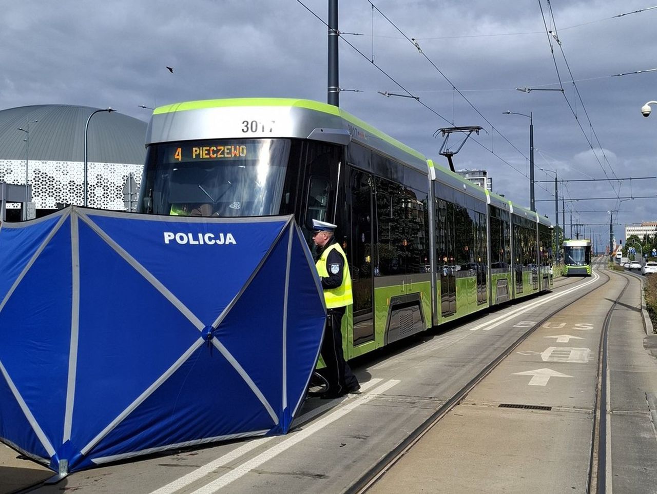 Tragedia w Olsztynie. Rowerzystka potrącona przez tramwaj na przejeździe. Mimo reanimacji nie udało się jej uratować