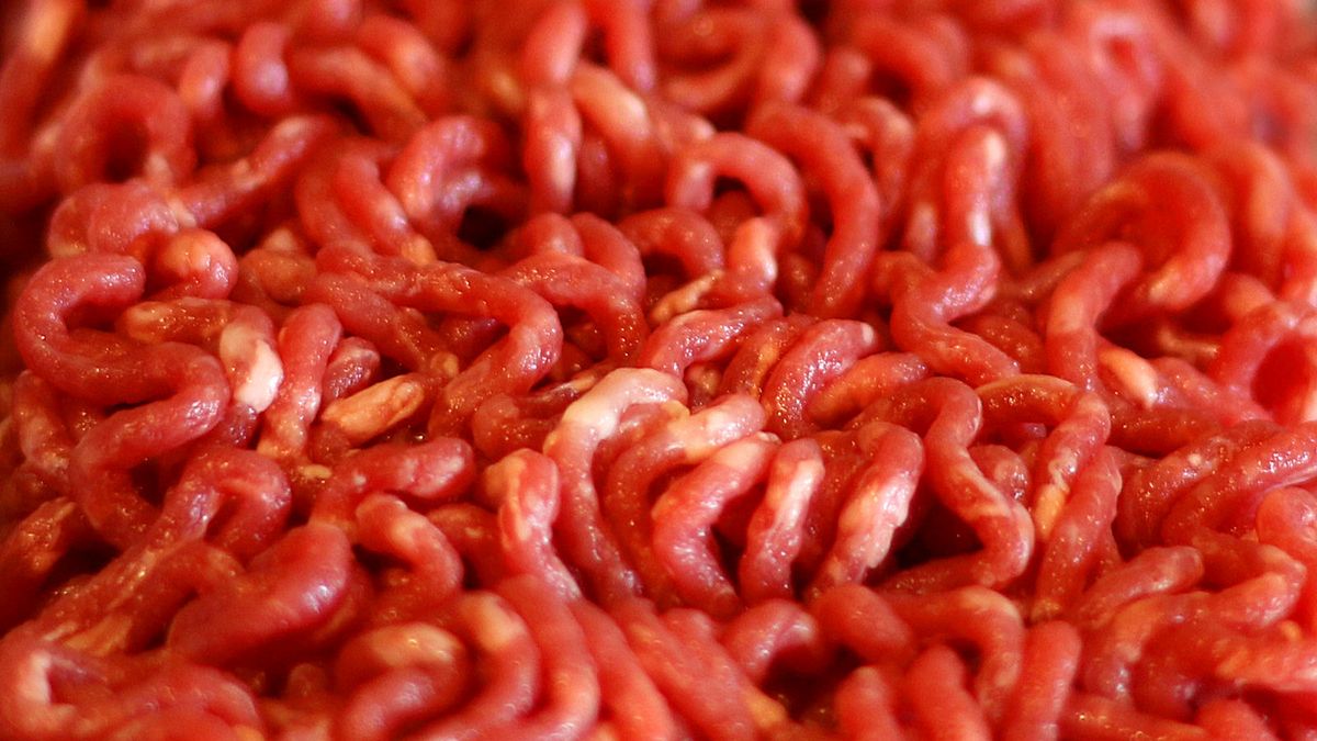 Surowe mielone mięso wieprzowe (84% mięsa, 16% tłuszczu)