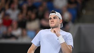 W Australian Open wygrał już trzy pięciosetówki. Teraz będzie rywalem Alcaraza