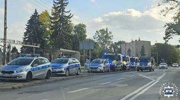 Ponad 500 kibiców na meczu Star–Siarka. Policja ustala, kto odpalił pirotechnikę