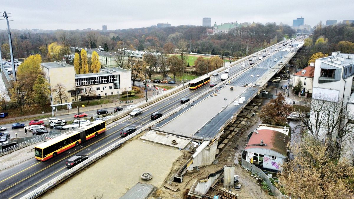 Post?p prac przy przebudowie wiadukt�w Trasy ?azienkowskiejFot. Piotr Molecki/East News, Warszawa, 13.10.2022. Postep prac przy remoncie Trasy Lazienkowskiej - budowa pierwszego z nowych wiaduktow przy Agrykoli dobiega konca. Gotowe sa podpory i plyta wiaduktu.Piotr Molecki