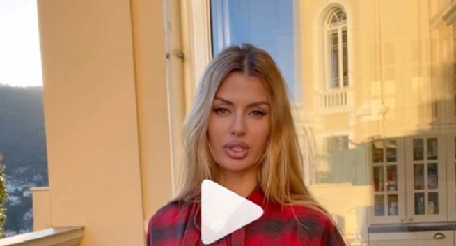 Rosyjskie influencerki oskarżają Chanel o "rusofobię". W ramach protestu niszczą torebki tej marki