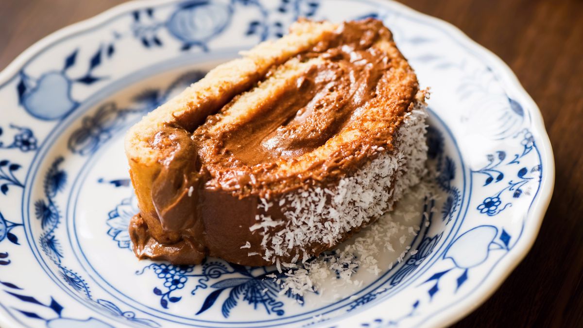 Roladę możesz zawinąć z czekoladą, kajmakiem lub innym kremem