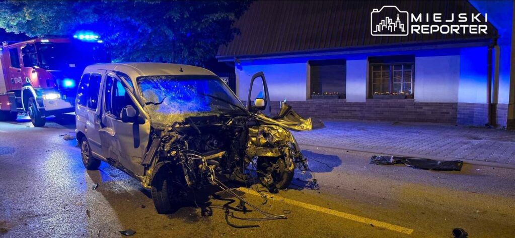 Poważny wypadek pod Warszawą. Citroen uderzył w słup i ogrodzenie posesji. Mężczyzna zbiegł z miejsca