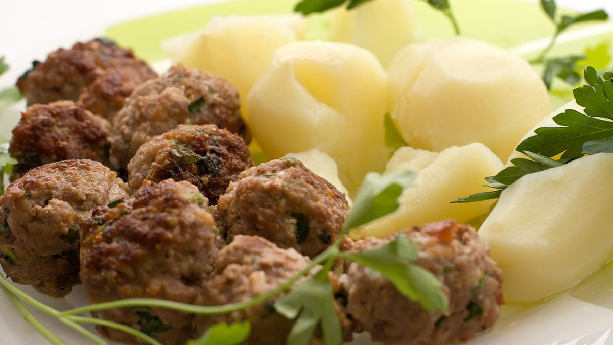 Gotowane grubo mielone mięso wieprzowe (72% mięsa, 28% tłuszczu)