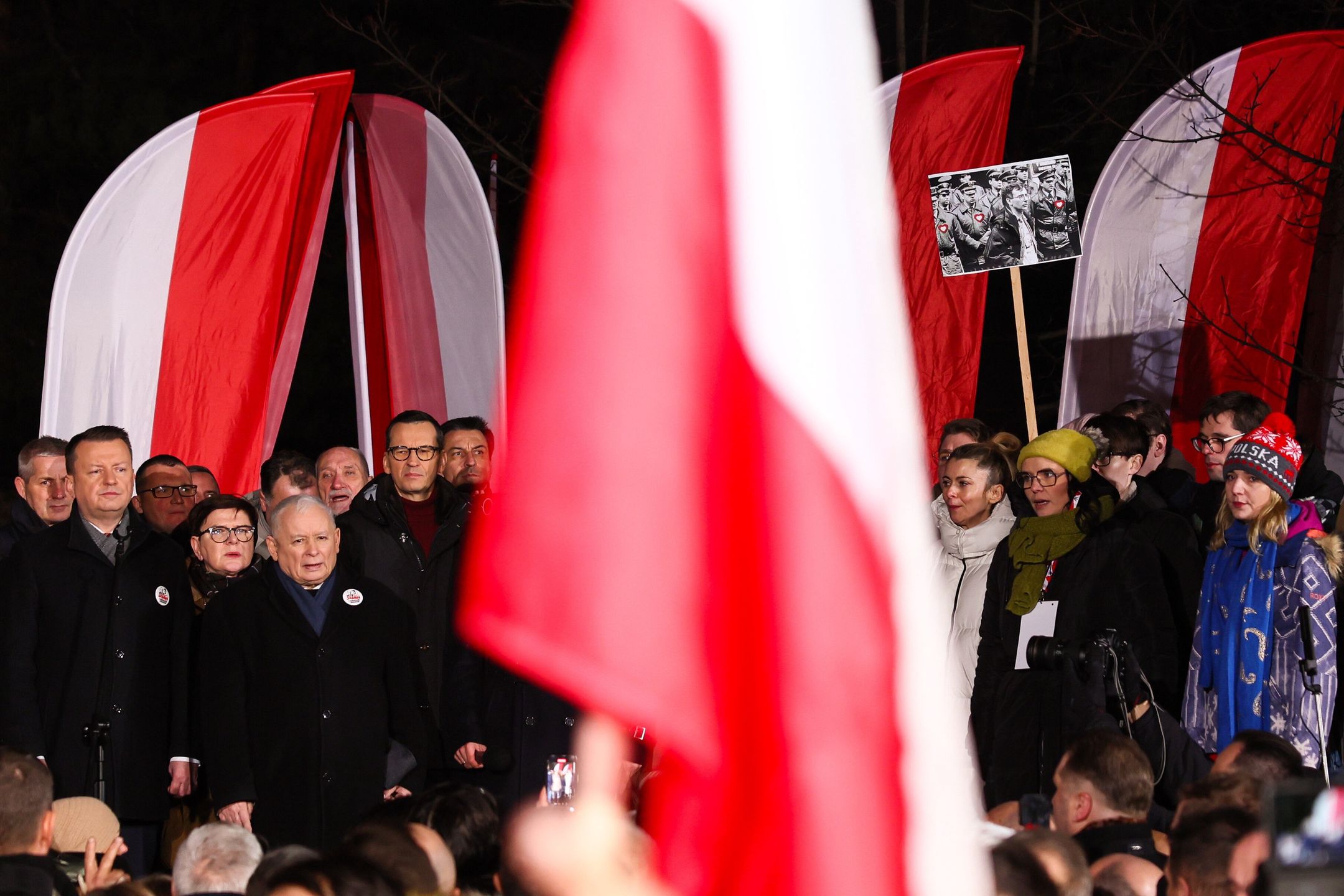 Warszawa, 11.01.2024. Prezes PiS Jarosław Kaczyński (5L), były premier Mateusz Morawiecki (C-2L), poseł PiS Mariusz Błaszczak (2L) na organizowanej przez Prawo i Sprawiedliwości manifestacji ph. "Protest Wolnych Polaków" pod siedzibą Sejmu w Warszawie, 11 bm. (ad) PAP/Leszek Szymański