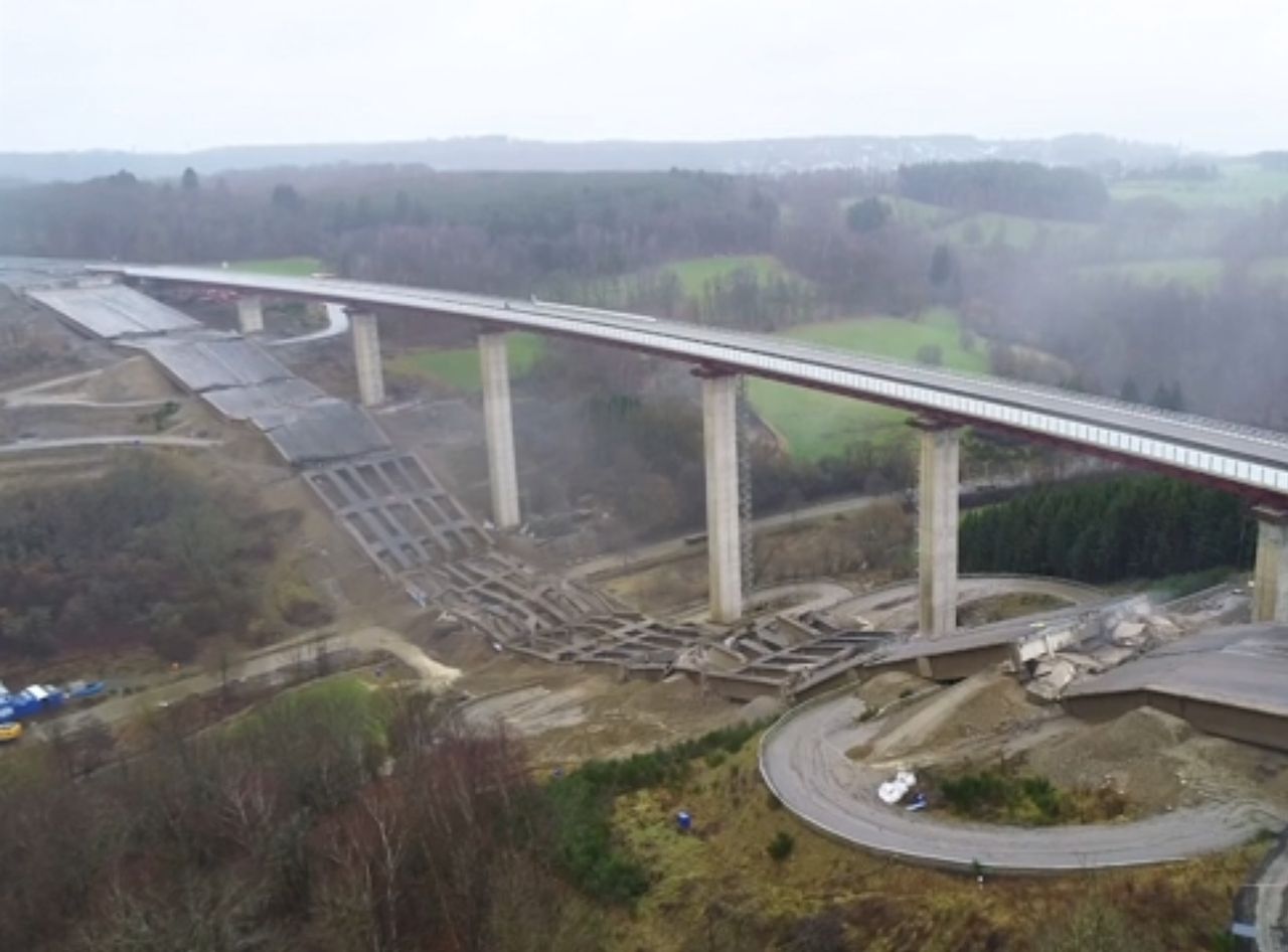 Eksplozja w Niemczech. Wysadzili 70-metrową konstrukcję