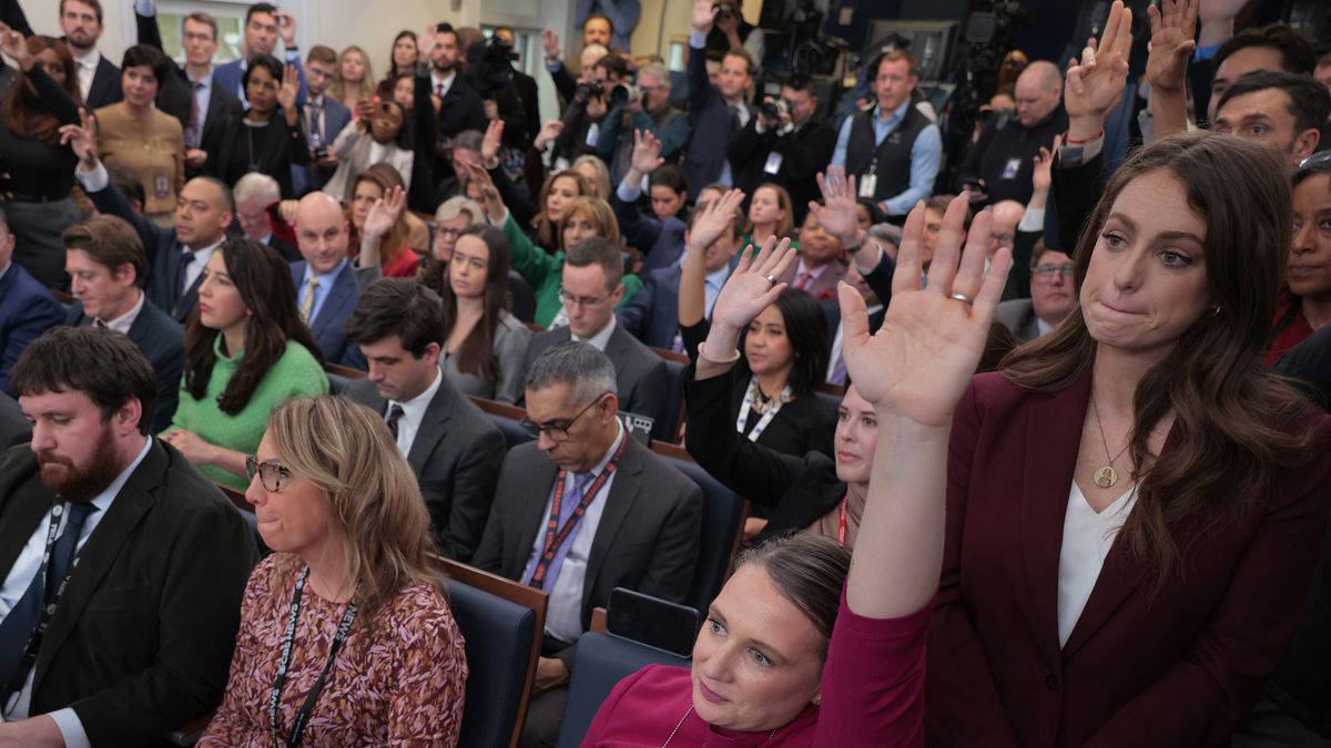 WASHINGTON, DC - JANUARY 31: Journalists raise their hands in an attempt to ask a question of White House Press Secretary Karoline Leavitt during a news conference in the Brady Press Briefing Room at the White House on January 31, 2025 in Washington, DC. Leavitt announced that 25-percent tariffs on Canada and Mexico and a 10-percent tariff on China will go into effect on February 1. (Photo by Chip Somodevilla/Getty Images)