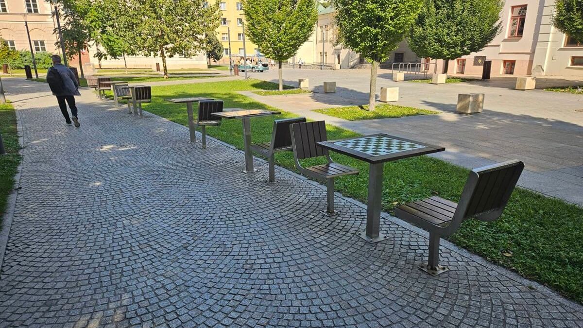 Zniszczone krzesła i stoły do gry w szachy na Placu Litewskim