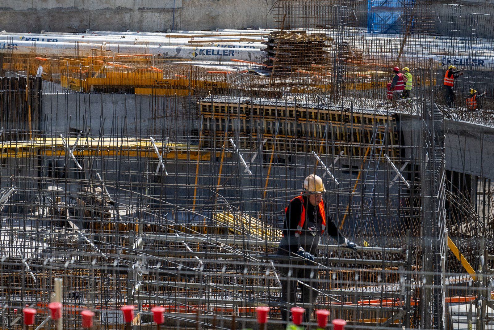 Tworzą go wcześniej przygotowane ściany szczelinowe i widoczna rotunda w centralnej części przestrzeni ekspozycyjnej.