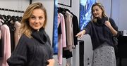 Małgorzata Socha pozuje przy wieszakach