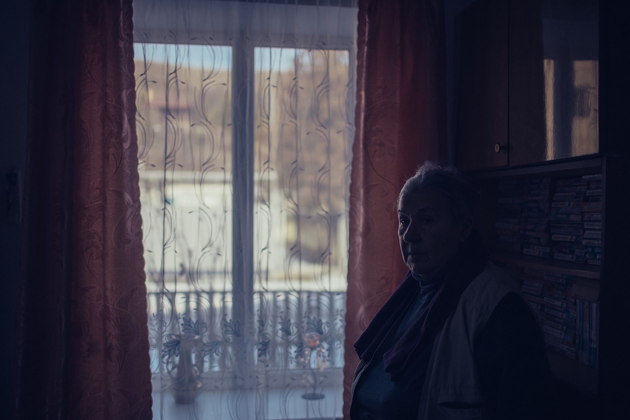 Walentyna, mama Lilii, mimo trwającej wojny woli żyć u siebie, niż zaczynać życie w sędziwym wieku od nowa