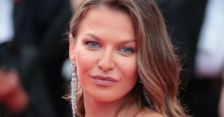 "Odstrzelona" Anna Lewandowska w błękitnej sukience i sandałkach D&G za 7,5 tysiąca pozuje z ukochanym pudelkiem (FOTO)
