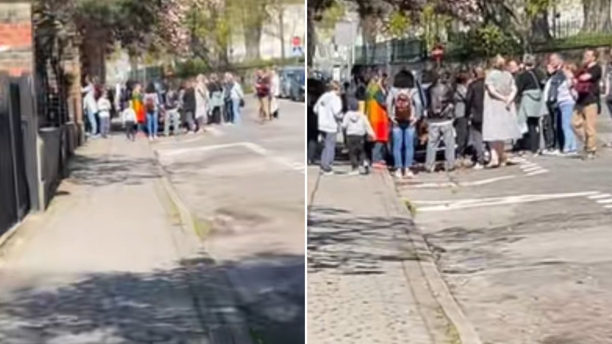 Wielu zainteresowanych zdjęciem przy magnolii.