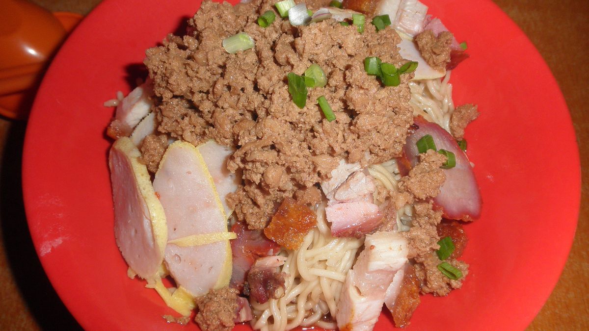 Gotowane grubo mielone mięso wieprzowe (96% mięsa, 4% tłuszczu)