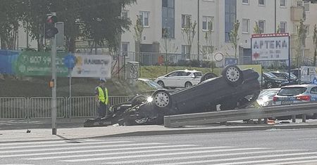 Wypadek na ul. Jana Pawła II. BMW zmieniało pas, volvo dachowało [FOTO]