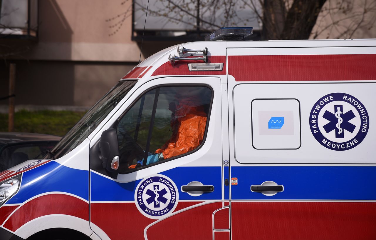 5 tys. zł dodatku dla salowych i kierowców karetek. "Symboliczna kwota. To trochę upokarzające"