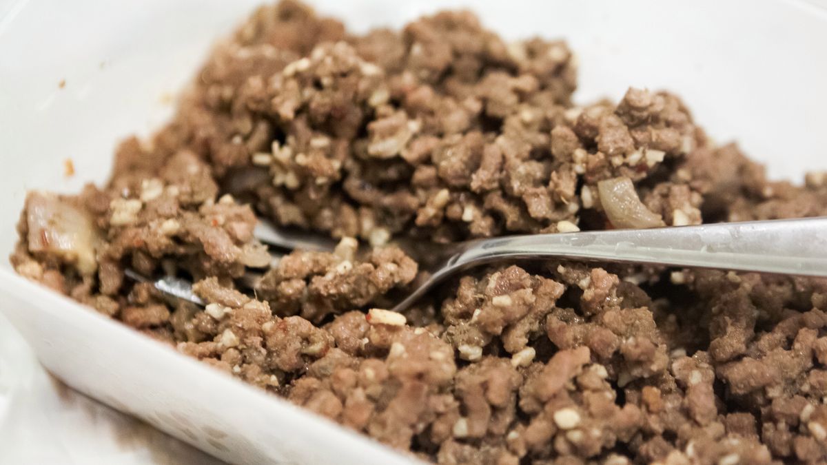 Opiekane na patelni mielone mięso wieprzowe (72% mięsa, 28% tłuszczu)