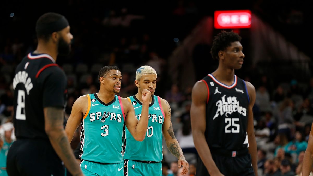 Zdjęcie okładkowe artykułu: Getty Images / Ronald Cortes / Na zdjęciu: Koszykarze San Antonio Spurs i Los Angeles Clippers.