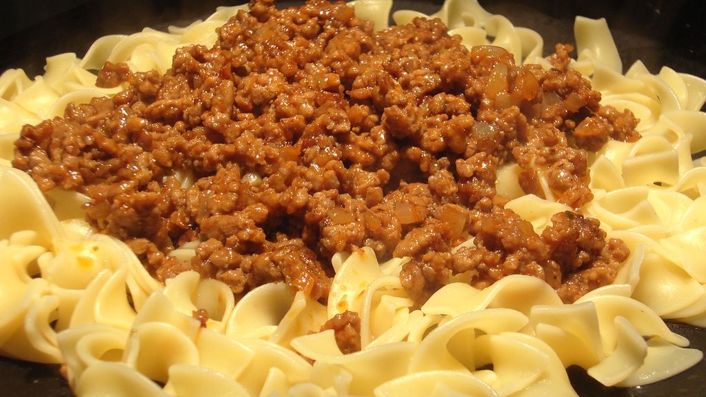 Opiekane na patelni mielone mięso wieprzowe (84% mięsa, 16% tłuszczu)